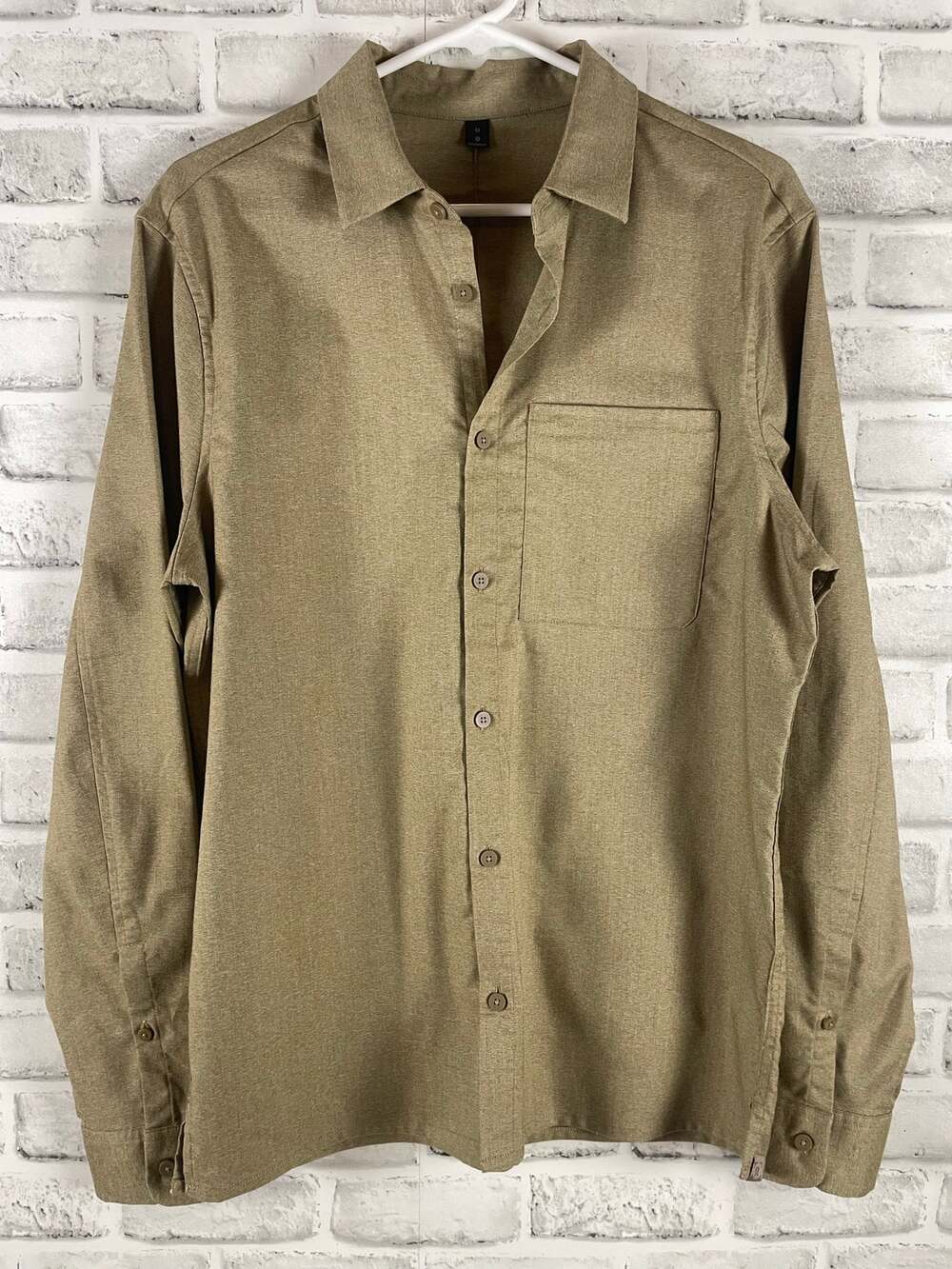 Lululemon Commission Mens Medium Long Sleeve Button Shirt Pocket Tan Tech